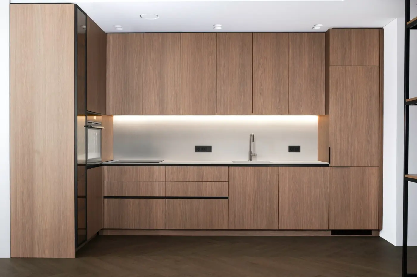 Warm wood veneer kitchen made to measure